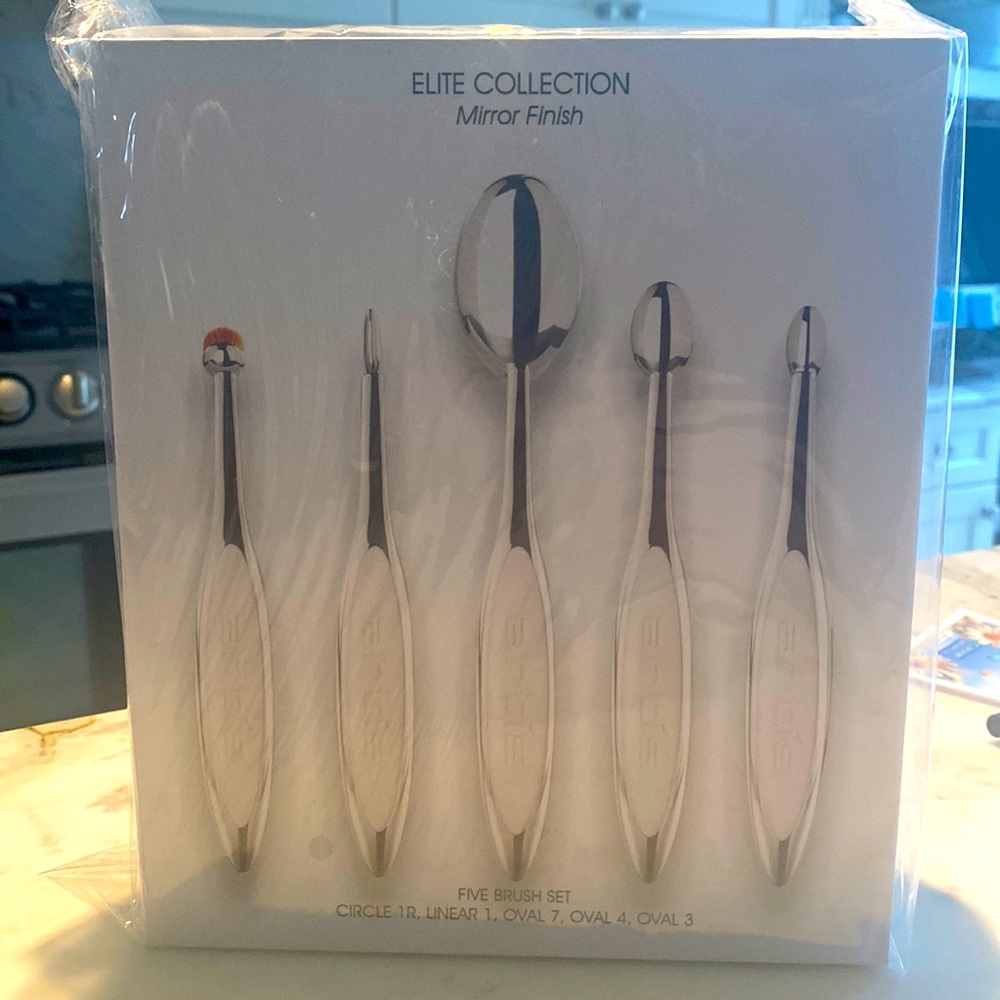 ARTIS ELITE MIRROR FINISH FIVE BRUSH SET brand new still in package